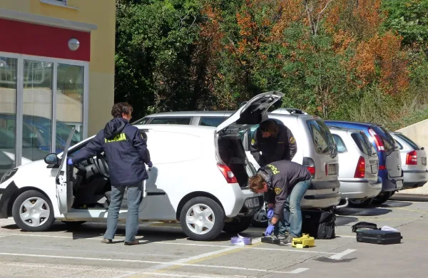 Forenzični tehniki so na volanskem obroču in menjalni ročici  
ukradenega avta našli tudi biološke sledi obtoženega. 