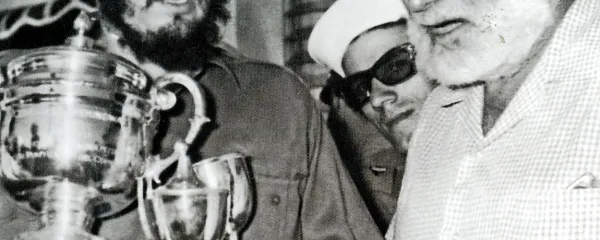 Fidel Castro (levo) je bil velik ljubitelj literature, poleg tega pa 
tudi dober prijatelj s pisateljem Ernestom Hemingwayem 
(desno), s katerim sta skupaj lovila mečarice. 