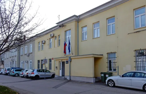 V prostorih Finančne uprave  ob železniški postaji v Sežani 
lahko občani uredijo večino postopkov glede davkov in 
trošarin.  