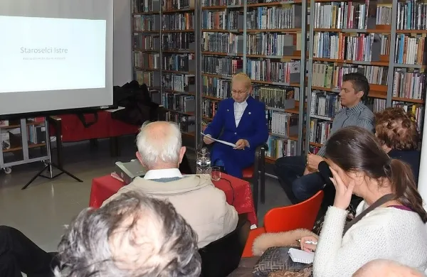 Dr. Duša Krnel Umek je v kozinski knjižnici s predavanjem o 
Slovencih kot staroselcih razvnela živahno razpravo. 
