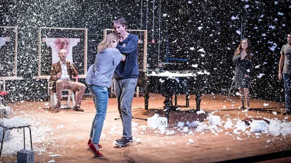 Slovenska praizvedba Schimmelpfennigovega   Zimskega 
Sončevega obrata zares zaživi šele v drugi polovici predstave. 