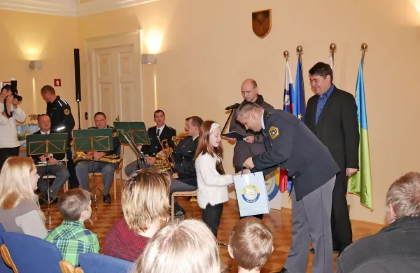 &Scaron;olarji ustvarjalno o varnosti v prometu