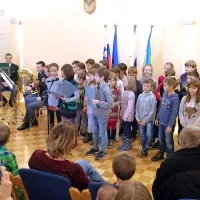 Vrstnikom in ostalim so zapeli  učenci OŠ Ivana Roba.  