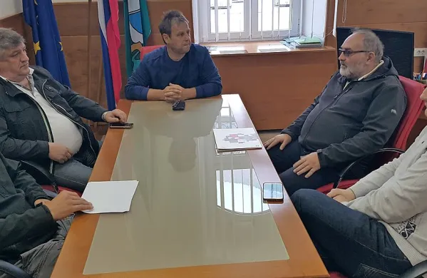 Župan Valter Mlekuž (tretji z leve) zaupa Marjanu Skornišku. 