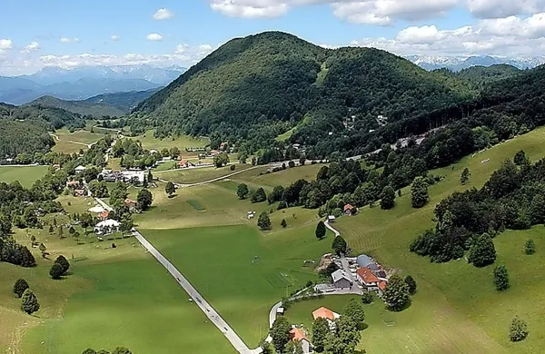 Lokalna akcijska skupina V objemu sonca ponuja denar za 
manjše projekte, usmerjene v razvoj podeželja. Na fotografiji 
Lokve na Trnovski planoti.