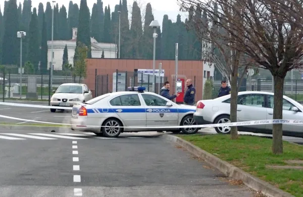 Izolan bežal pred policisti z ukradenim audijem