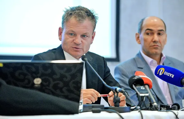 Franci Matoz in Janez Janša na tiskovni konferenci 20. junija 
2011, zaradi katere sta končala na sodišču.