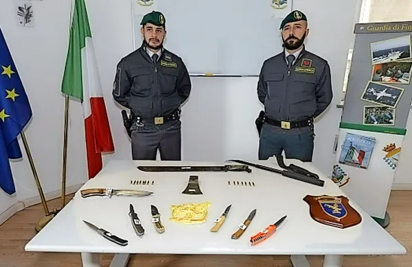 Finančni stražniki so zasegli orožje in denar.