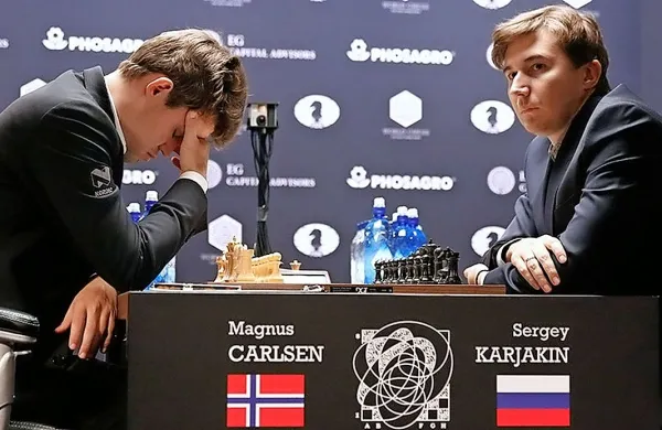Magnus Carlsen je proti Sergeju Karjakinu ubranil naslov 
prvaka.  