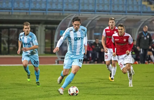 Novogoričani so se lahko oddahnili (z leve) - strelec Miran Burgić in 
primorski član Aluminija  Milan Kocić (št. 55).