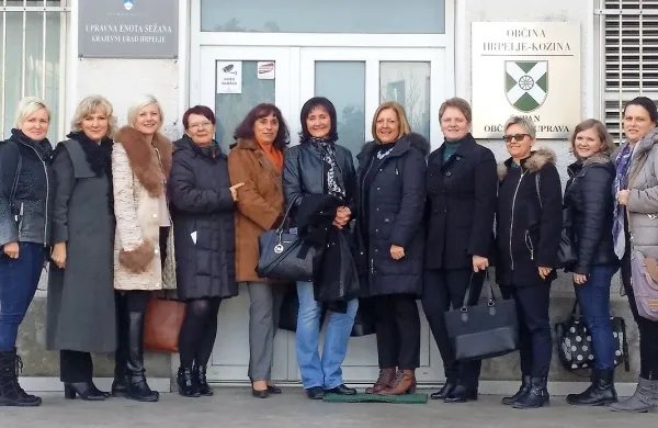 Slovenske županje so se včeraj srečale v Hrpeljah.  V sredini (peta in šesta z leve) sta edini primorski 
županji, Alenka Štrucl Dovgan in Saša Likavec Svetelšek. 