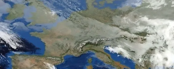 Nad večjim delom Evrope se krepi obsežno anticiklonsko 
območje.