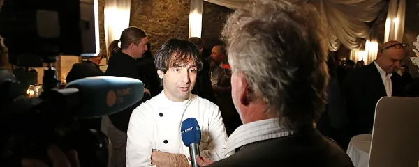 Pred mikrofon novinarja Iztoka Presla je stopil tudi gostitelj, 
Tomaž Kavčič.  
