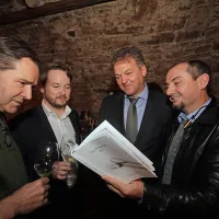 Obiskovalci predstavitve so takoj radovedno prelistali knjigo. Tudi direktor koprske Marjetice Gašpar Gašpar 
Mišič in  direktor kleti Brda Silvan Peršolja, ki sta imela pri listanju vodnika dobra “vodnika”: direktorja PN Roka 
Hladnika in oblikovalca Žarka Vodopivca (z leve).