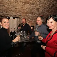 Gostje so uživali ob pokušinah vin različnih ponudnikov. 
Nazdravili so tudi (z leve) vodja vinoteke Solum Petra Rutar, 
vinarji Sebastijan Štamberger iz Šepulj in Joško Renčelj ter 
Marica Štoka iz Dutovelj.     