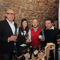 Urednik Sašo Dravinec, Nataša Šuligoj iz Oštarije Žogica, Ivan Prinčič iz vinarstva Marjan Simčič in gostilničar 
Ago Špacapan iz Komna. 