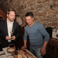 Miha Cigoj iz kmečkega turizma Arkade Črniče (desno) je 
direktorju PN Roku Hladniku predstavil domačo salamo.  
