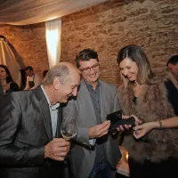Matej Tomažič iz gostilne Majerija (v sredini) je zvabil nasmeh 
na ustnice Milanu Graju z gradu Socerb in voditeljici Karin 
Sabadin.  