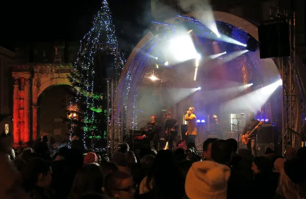 Adonis in Psihomodo Pop odprla dva puljska festivala