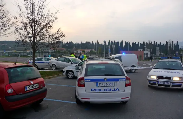 Včerajšnji filmski prizor na koprski avtobusni postaji.