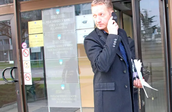 S poldrugo uro odmora je Popovič včeraj na sodišču 
presedel od devetih zjutraj do treh popoldne.