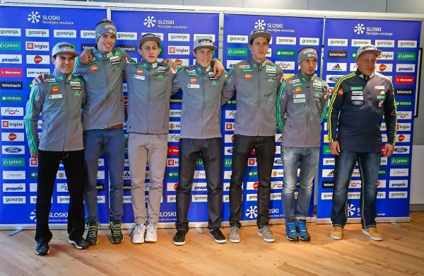 Slovenci Jurij Tepeš, Jaka Hvala, Domen Prevc in Peter Prevc so bili peti.