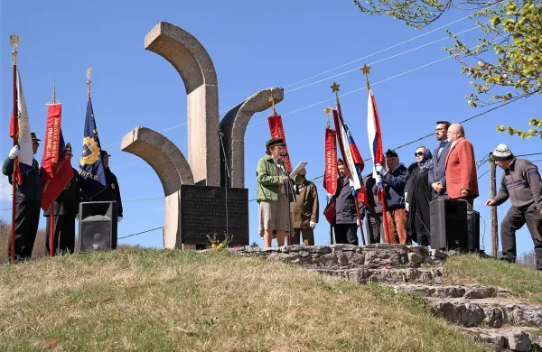 Fotografija iz arhiva PN. Spomenik je bil močno dotrajan, zato 
je Združenje borcev za vrednote NOB Ajdovščina-Vipava 
poskrbelo za njegovo obnovo. 