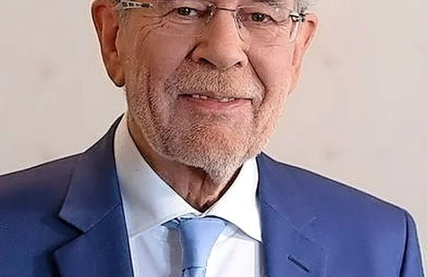 Alexander Van der Bellen je glede na vzporedne volitve 
zmagovalec glasovanja z več kot 53-odstotno podporo.