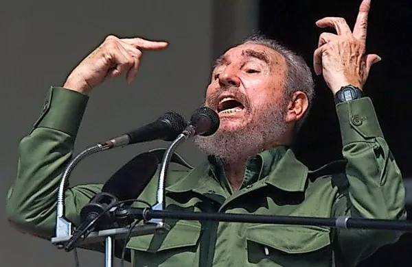 V mestu Santiago de Cuba se je v soboto zbralo več deset 
tisoč ljudi, ki so se tako poslovili od nedavno preminulega 
predsednika in voditelja revolucije Fidela Castra.