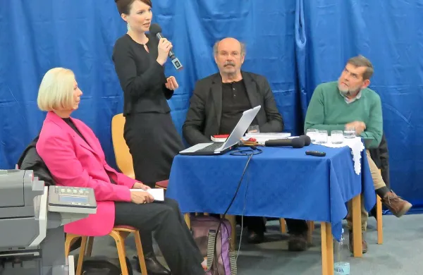 Novo knjigo, posvečeno dvema premskima pesnikoma, so v 
bistriški knjižnici Makse Samsa predstavili (na fotografiji z 
leve) hčerka pesnika Bogomila Faturja Lea Fatur, urednica 
knjige dr. Urška Perenič, dr. Igor Koršič z AGRFT in literarni 
zgodovinar dr. Denis Poniž.