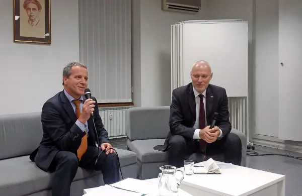 Predsednik državnega zbora  Milan Brglez (desno) in evropski 
poslanec  Igor Šoltes v Kosovelovi knjižnici Sežana.

