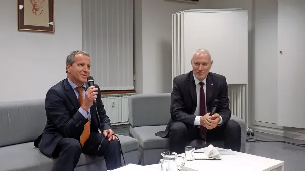 Predsednik državnega zbora  Milan Brglez (desno) in evropski 
poslanec  Igor Šoltes v Kosovelovi knjižnici Sežana.

