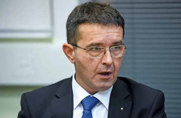 Minister za javno upravo Boris Koprivnikar je ocenil, da 
sindikati s pojasnili ministrice niso zadovoljni, a nad tem niti ni 
presenečen. Priznava pa, da je pričakoval več kooperativnosti. O zahtevi sindikatov bo odločala vlada, vse se bo 
dogajalo zelo hitro, je napovedal.