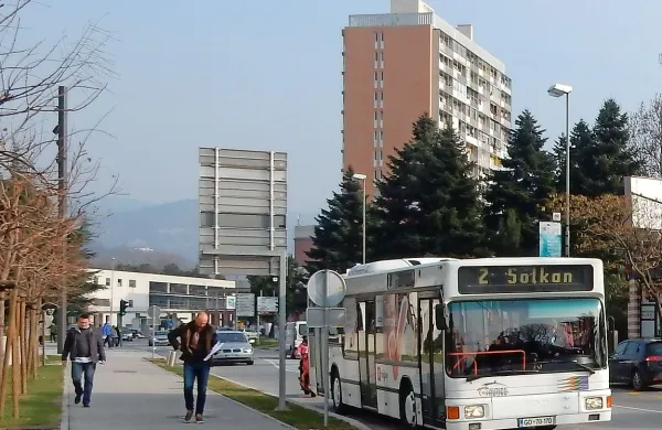 Dvakrat so že iskali koncesionarja, a po mestnih ulicah 
avtobusi še vedno vozijo po starem. V kratkem bosta občini 
še v tretje  poskusili posodobiti mestni potniški promet. 