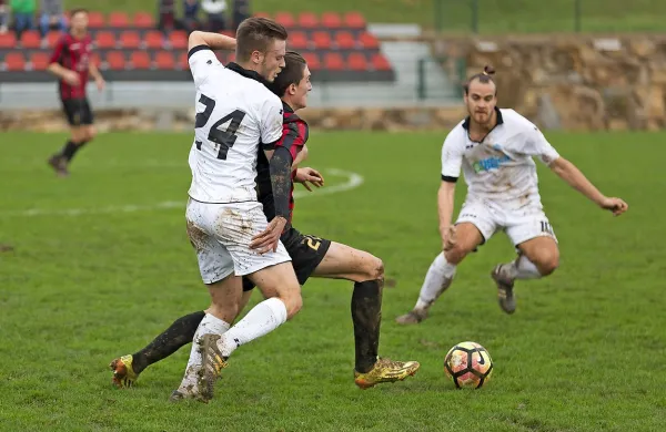 Ankaranski nogometaš Matej Zemljak (številka 24 v belem 
dresu) je v vrhu lestvice strelcev 2. SNL.  