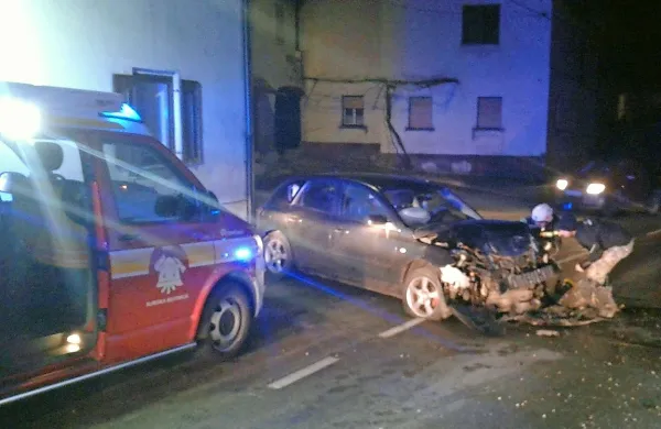 Domačinka iz okolice Ilirske Bistrice je v petek zjutraj 
pripeljala le do Knežaka, kjer je trčila v hišo.