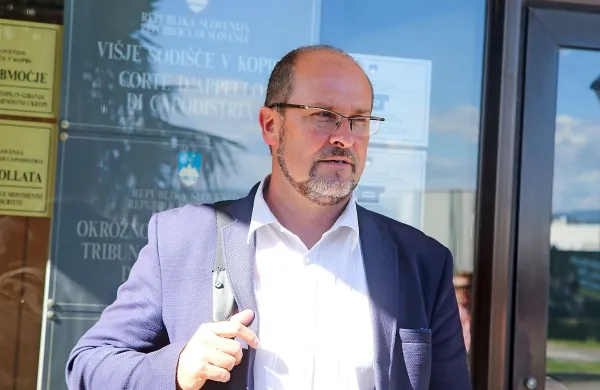 Prvi mož Znanstveno-raziskovalnega središča (ZRS) Koper 
Rado Pišot bi moral do danes podpisati pogodbo o prenosu 
dejavnosti in zaposlenih z Univerze na Primorskem (UP) na 
ZRS. 