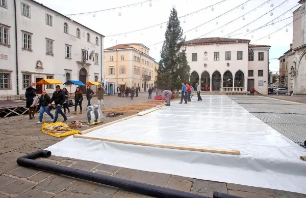 Na Titovem trgu že postavljajo drsali&scaron;če
