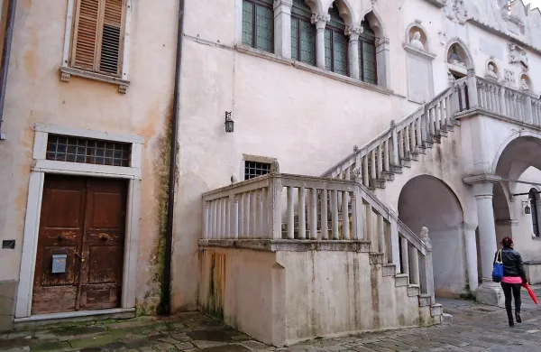 Hiša Galli se stika s Pretorsko palačo na Titovem trgu v 
Kopru, a z njo ne tvori spomeniško zaščitene celote.