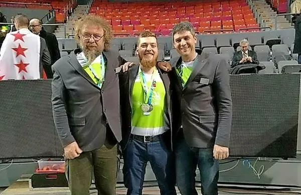 Veselje po nedeljski srebrni medalji  so delili (z leve): Damjan 
Švara, Rok Verstovšek Tanšek in Jernej Bortolato. 