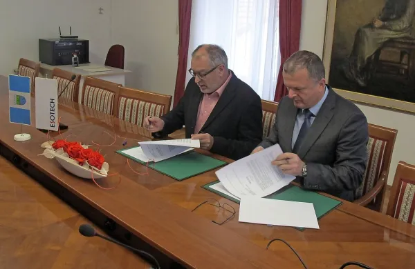 Posel za eno najpomembnejših naložb v občini Kanal sta 
sklenila župan Andrej Maffi (levi) in prvi mož Esotecha Marko 
Škoberne. 