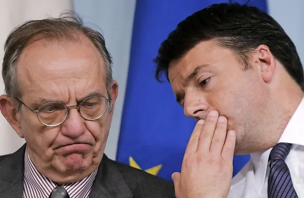 Matteo Renzi (desno) najbrž ne bo mogel več prišepetovati 
Pier Carlu Padoanu.