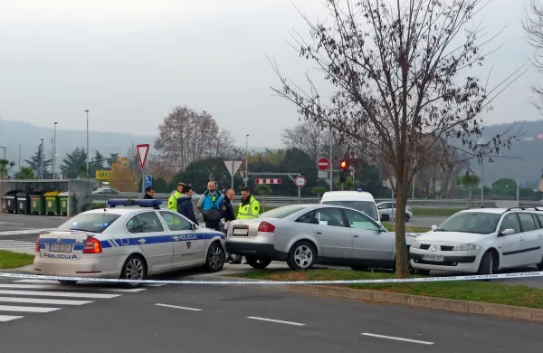  Izolan je po petkovem neuspešnem begu končal v priporu, 
ukradenega audija pa so medtem že vrnili lastniku.