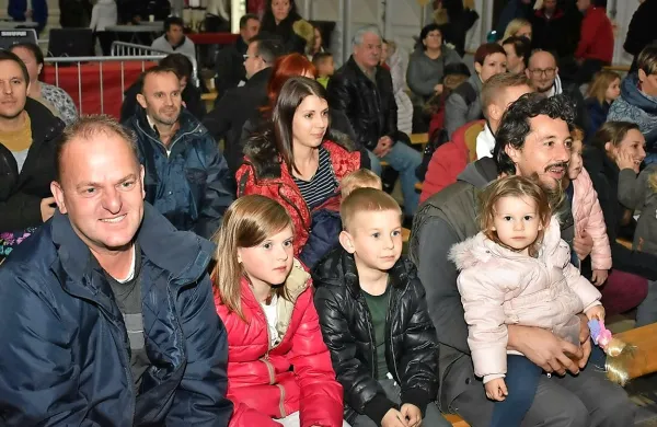 Tudi v Ankaranu je Miklavž delil darila pridnim  otrokom (foto)