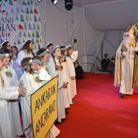 Tudi v Ankaranu je Miklavž delil darila pridnim  otrokom (foto)