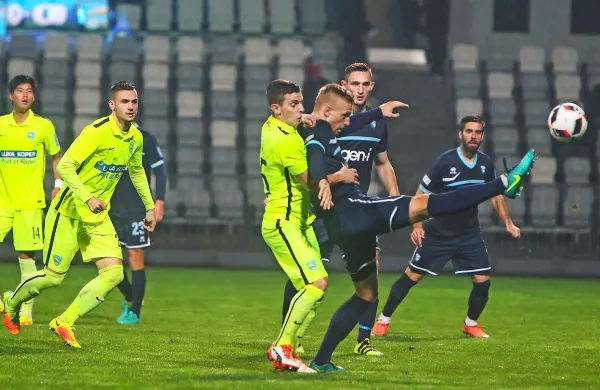 Nogometaše Luke Koper (v svetlejših dresih) in Gorice pred 
zadnjim jesenskim krogom loči le točka razlike.  