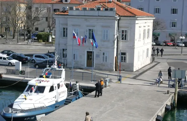 O usodi zdajšnje stavbe pomorske uprave na Ukmarjevem 
trgu bo odločalo ministrstvo za javno upravo.