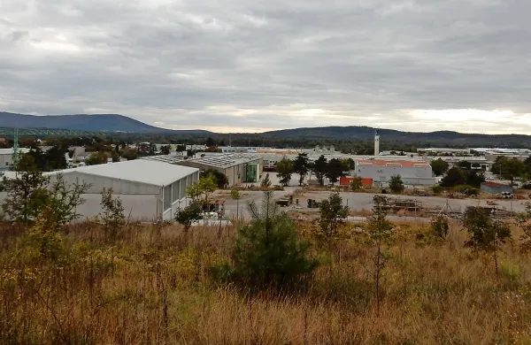 Kompleks Mehanizacije obsega dobrih 60.000 kvadratnih 
metrov na robu Sežane. Naprodaj je za 4,2 milijona evrov. 