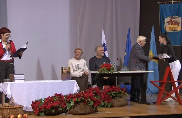 Predsednica bistriške enote TIGR Bernarda Dodič, avtor 
knjige dr. Božo Repe, dr. Božidar Flajšman, ki je vodil 
pogovor, in Milan Kučan (na fotografiji z leve).

