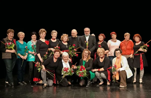 Tincam sta še veliko ustvarjalnih uspehov v novem desetletju 
zaželeli tudi njihova mentorica Kristina Fabijan (spredaj v 
sredini) in kanalski župan Andrej Maffi (v sredini druge 
vrste).  